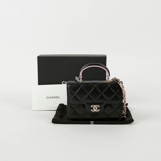 CHANEL Schwarzes lilafarbenes Münzportemonnaie aus Lammleder mit Kettenklappe und Umhängetasche (SKU: AP2200)