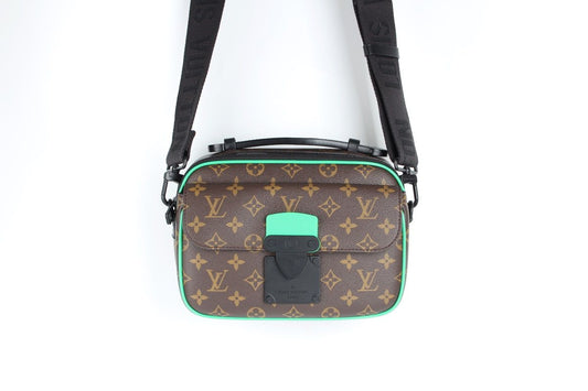 กระเป๋า Louis Vuitton สีเขียว S Lock Messenger Bag - ขนาดฟรี (กว้าง 25 นิ้ว x สูง 16 นิ้ว x ลึก 9 นิ้ว) SKU