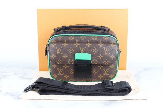 กระเป๋า Louis Vuitton สีเขียว S Lock Messenger Bag - ขนาดฟรี (กว้าง 25 นิ้ว x สูง 16 นิ้ว x ลึก 9 นิ้ว) SKU