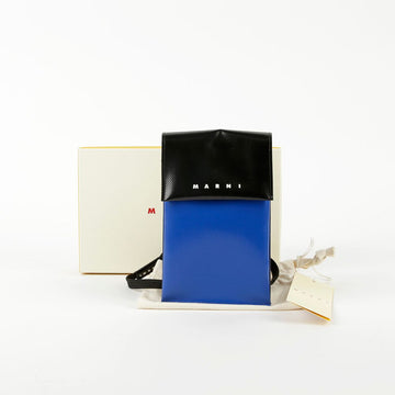 กระเป๋าสะพายข้างมีโลโก้ Marni สีดำและน้ำเงิน รุ่น TEMI0004A4