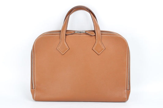 กระเป๋าเอกสาร Togo สีทองอ่อนของ Hermes พร้อมลายแกะสลัก D