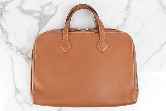 กระเป๋าเอกสาร Togo สีทองอ่อนของ Hermes พร้อมลายแกะสลัก D