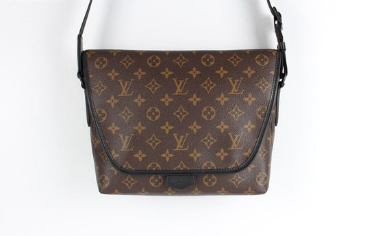 Louis Vuitton Magnetic Messenger Bag 73495345