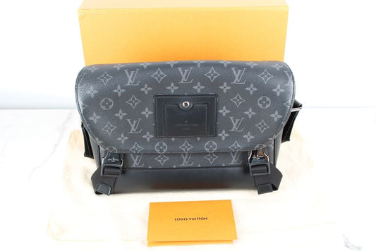 กระเป๋าใส่เอกสารแบบมีสายสะพายข้าง Louis Vuitton สุดเท่ - สีดำ (SKU: 012345)