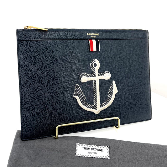 กระเป๋าคลัตช์สามชั้นลายสมอเรือสีน้ำเงินเข้มของ Thom Browne (UAC029A)
