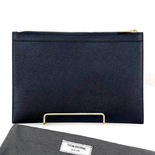 กระเป๋าคลัตช์สามชั้นลายสมอเรือสีน้ำเงินเข้มของ Thom Browne (UAC029A)