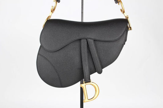 กระเป๋าใส่ซีดี Dior สีดำพร้อมตกแต่งด้วยสีทอง SKU
