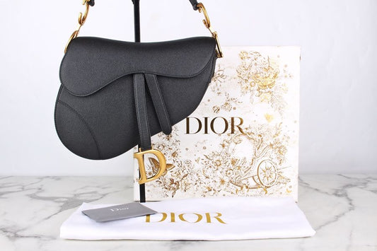 กระเป๋าใส่ซีดี Dior สีดำพร้อมตกแต่งด้วยสีทอง SKU