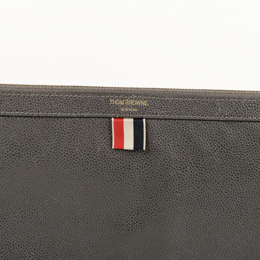 กระเป๋าคลัตช์ใส่เอกสารขนาดกลาง Thom Browne รุ่น MAC021L