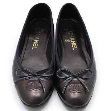 CHANEL Burgunderrote, zweifarbige Ballerinas mit Schleife und Metallic-Blau, 37,5C, G02819