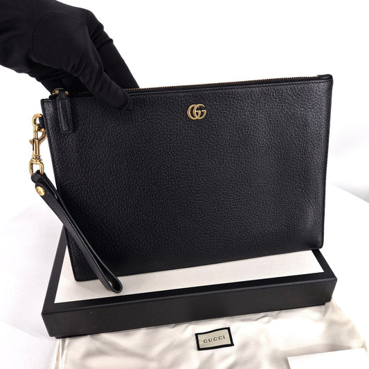 กระเป๋าคลัตช์โลโก้ GG สีดำของ Gucci