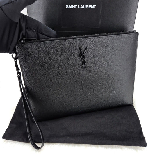 กระเป๋าคลัตช์ลายโมโนแกรมสีดำสำหรับผู้ชายจาก Saint Laurent (667686)
