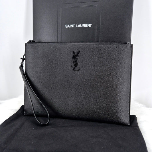 กระเป๋าคลัตช์ลายโมโนแกรมสีดำสำหรับผู้ชายจาก Saint Laurent (667686)