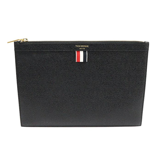 กระเป๋าใส่แท็บเล็ตหนัง Pebble Grain Leather ขนาดเล็กพร้อมซิป Thom Browne สีดำ รุ่น MAC019L00198001
