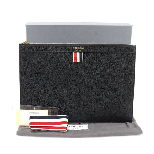 กระเป๋าใส่แท็บเล็ตหนัง Pebble Grain Leather ขนาดเล็กพร้อมซิป Thom Browne สีดำ รุ่น MAC019L00198001