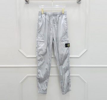กางเกงคาร์โก้ Stone Island พร้อมป้ายโลโก้สีเงิน
