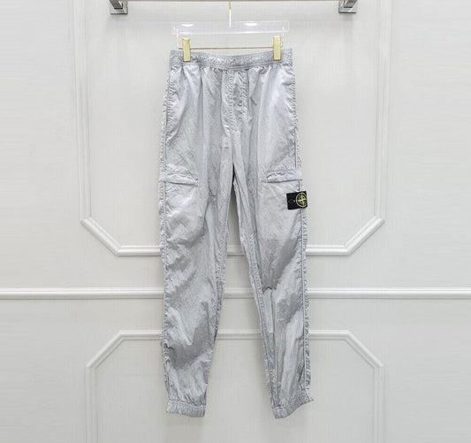 กางเกงคาร์โก้ Stone Island พร้อมป้ายโลโก้สีเงิน
