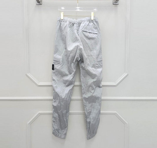 กางเกงคาร์โก้ Stone Island พร้อมป้ายโลโก้สีเงิน
