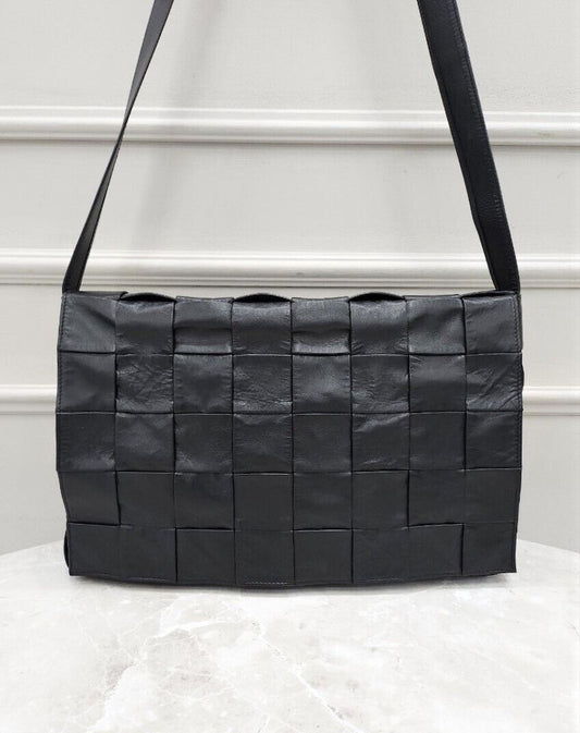 กระเป๋าสะพายข้างหนังสีดำ Maxi Cassette จาก Bottega Veneta รหัสสินค้า