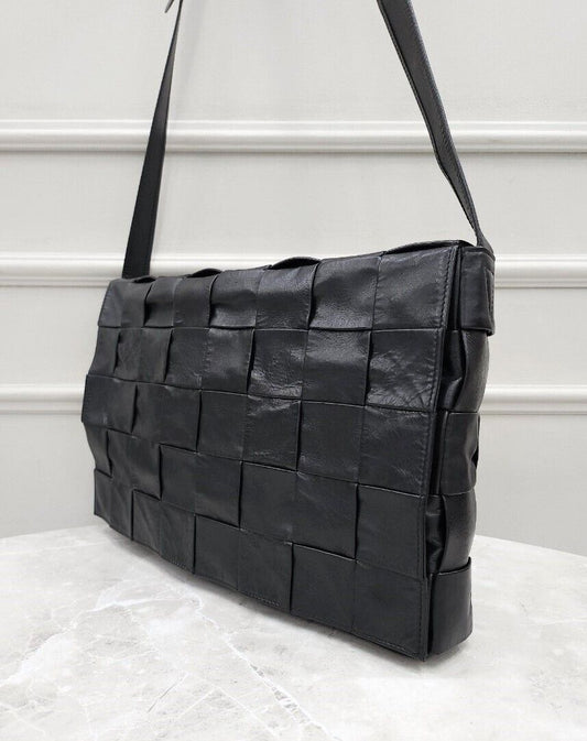 กระเป๋าสะพายข้างหนังสีดำ Maxi Cassette จาก Bottega Veneta รหัสสินค้า