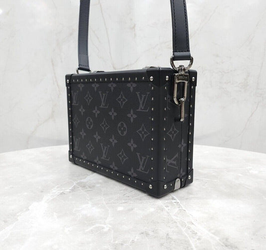 กระเป๋าคลัตช์แบบสะพายข้าง Louis Vuitton Eclipse Clutch Box M20251