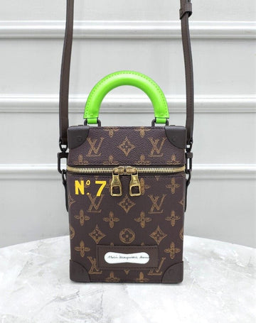 กระเป๋าสะพายข้างทรงกล่องแนวตั้งรุ่นลิมิเต็ดเอดิชั่นจาก Louis Vuitton รหัส SKU123