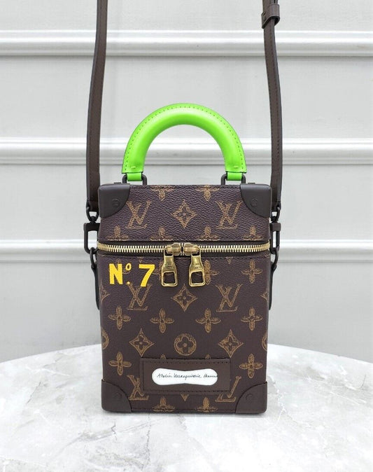 กระเป๋าสะพายข้างทรงกล่องแนวตั้งรุ่นลิมิเต็ดเอดิชั่นจาก Louis Vuitton รหัส SKU123