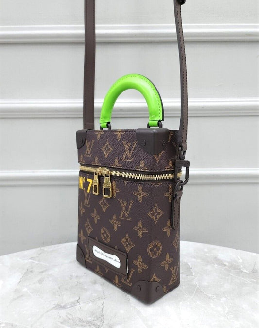 กระเป๋าสะพายข้างทรงกล่องแนวตั้งรุ่นลิมิเต็ดเอดิชั่นจาก Louis Vuitton รหัส SKU123