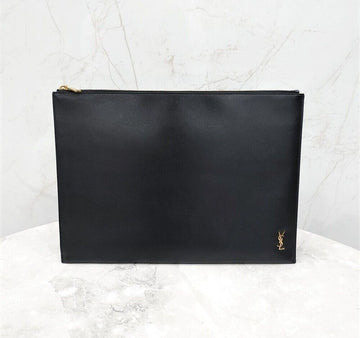 กระเป๋าคลัตช์หนังลายโมโนแกรม Saint Laurent 607782