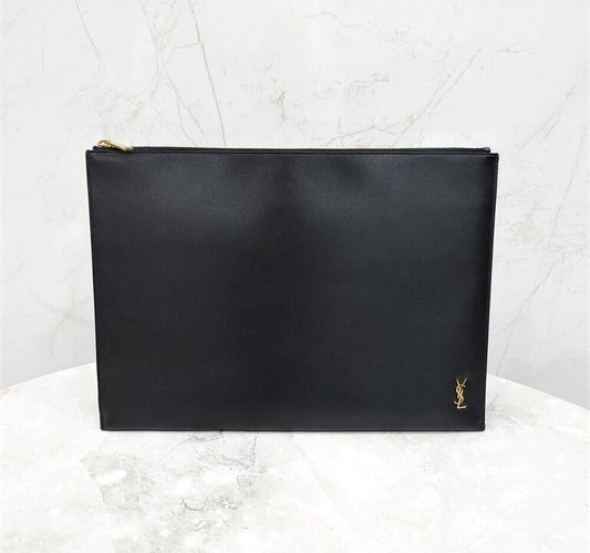 กระเป๋าคลัตช์หนังลายโมโนแกรม Saint Laurent 607782