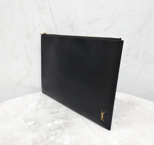 กระเป๋าคลัตช์หนังลายโมโนแกรม Saint Laurent 607782