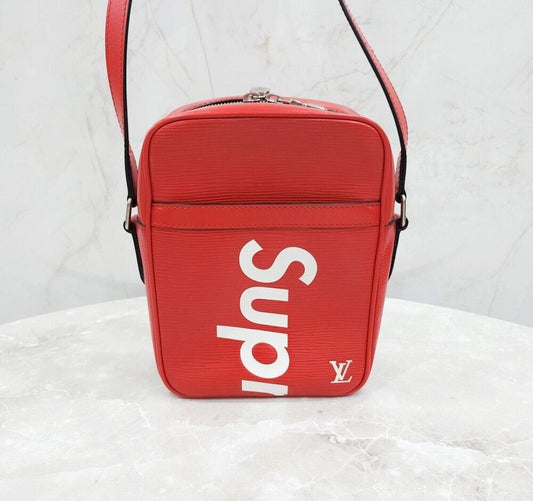 กระเป๋าสะพายข้าง Louis Vuitton X Supreme Limited Edition สีแดง EPi DaNube รหัสสินค้า